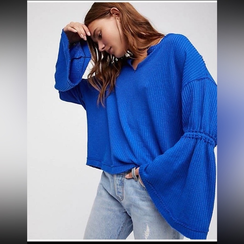 FREE PEOPLE WE THE FREE DAHLIA V-NECK BELL-SLEEVE THERMAL TOP SAPPHIRE large